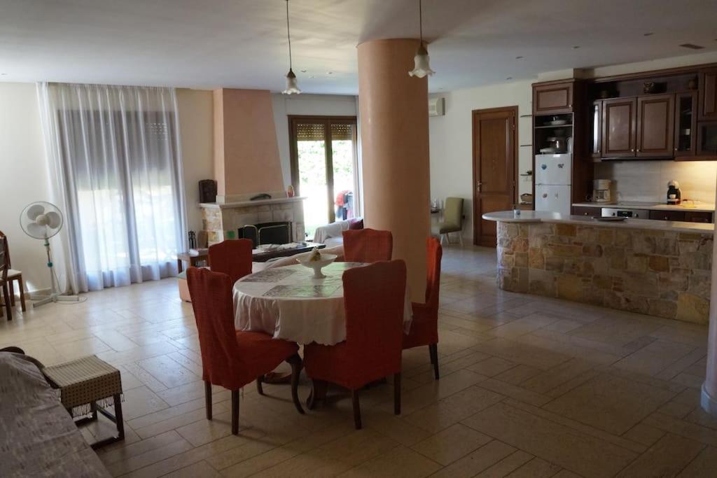 Apartment With A Garden, Bbq, Swimming Pool And Jacuzzi Dhrafi Экстерьер фото